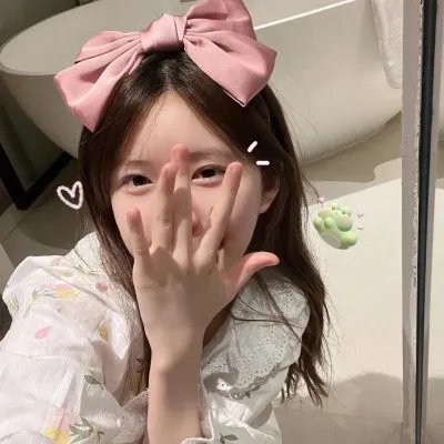 穿白丝绸的女人